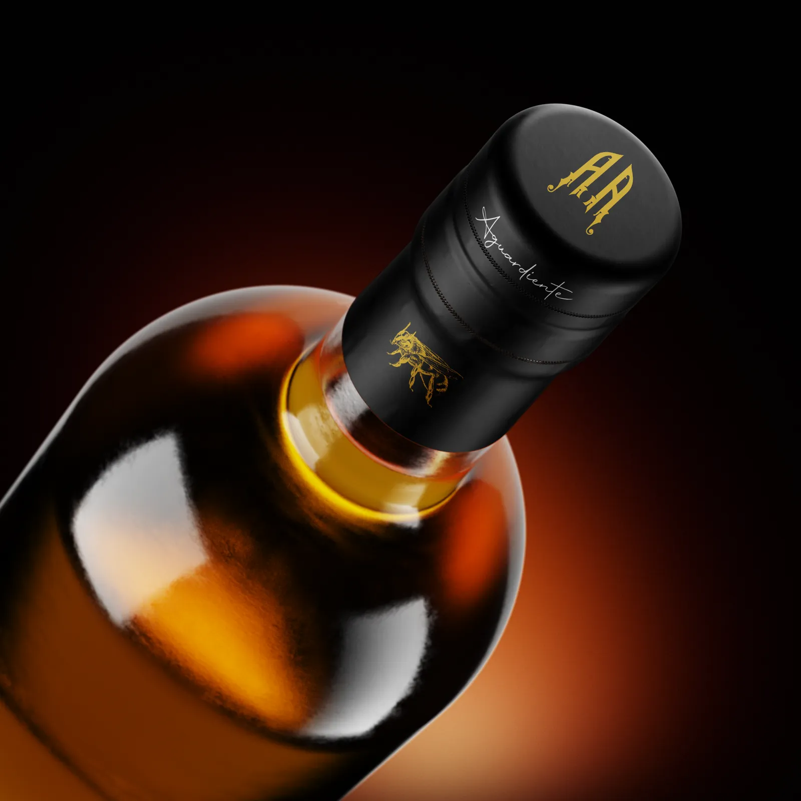 Tapa negra de la botella Alkatara con detalles dorados y logo grabado, destacando un diseño elegante y artesanal.