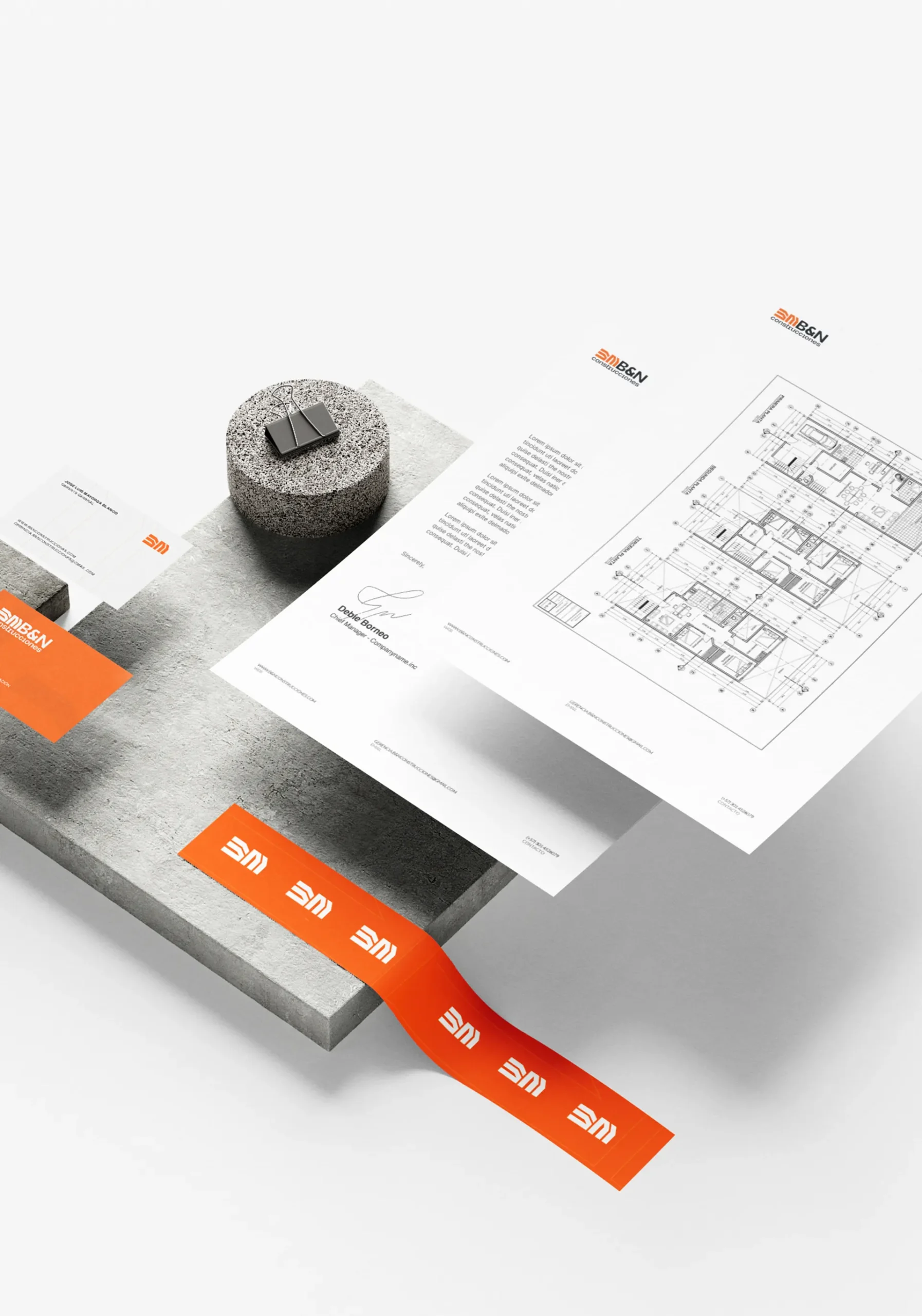 Papelería corporativa y planos arquitectónicos de B&N Construcciones con su identidad visual.