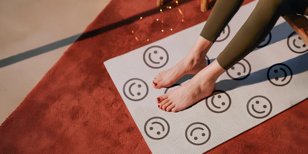 Tapete de yoga Ethos Active con diseño minimalista y detalles en color neutro