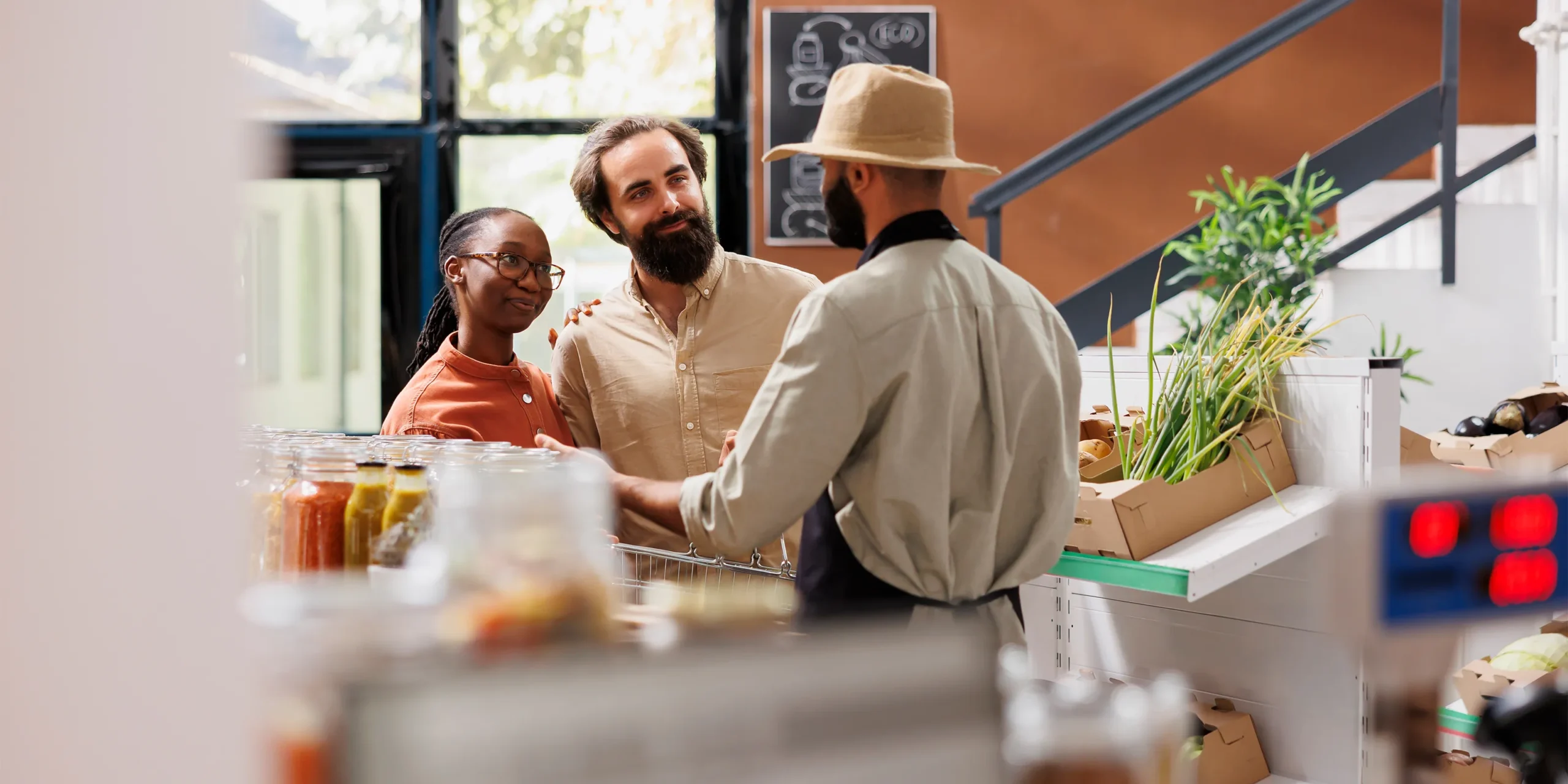 Cliente interactuando en una tienda de Distrialimentar.